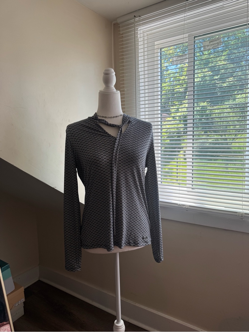 Tahari Black & White Patterned Long-Sleeve Tie-Neck Top Medium